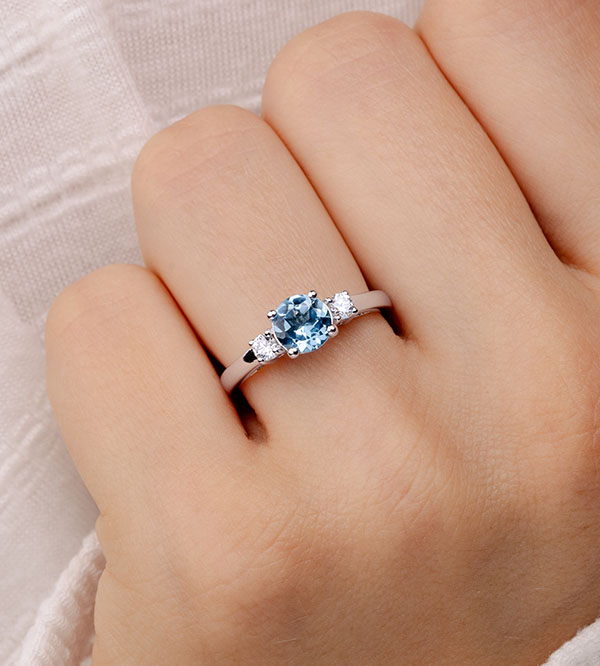 « L'Atelier » Nº199136 - Pierścionek Białe złoto 375 - Niebieski topaz okrągły 1 karat - Kamienie boczne Diament